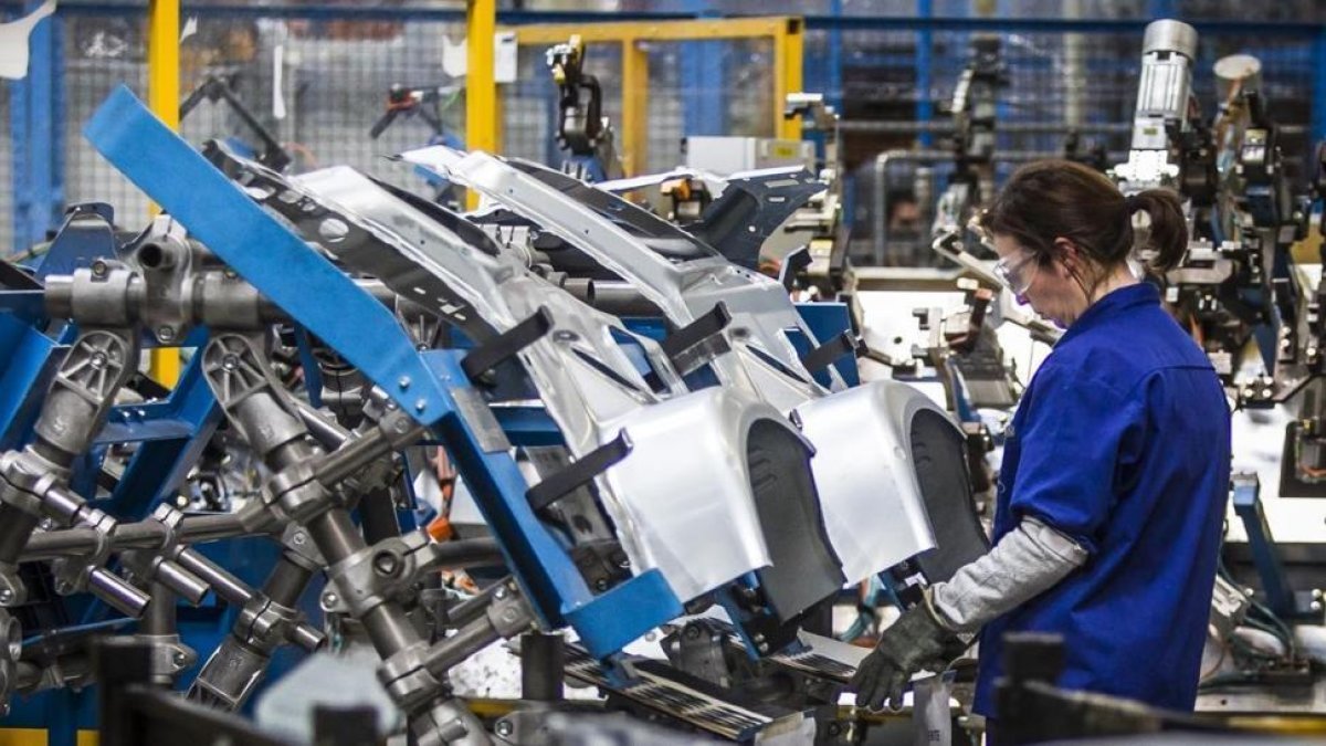 Una mujer trabajando en la factoría Ford de Almussafes (Valencia).-/ MIGUEL LORENZO