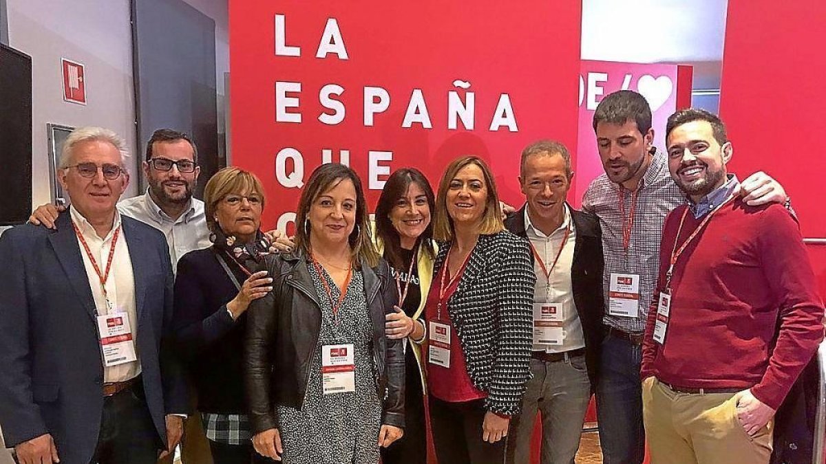 Ibán García (segundo izda.) e Iratxe García (cuarta izquierda) con Sánchez, Barcones y otros socialistas, ayer en Madrid.-- E. M.