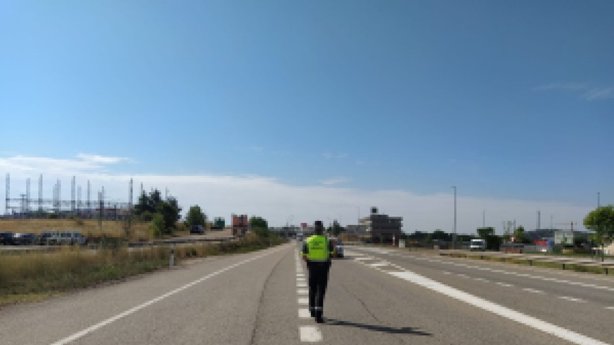 Un agente de la Guardia Civil de Tráfico en el acceso a Soria por la N-234. HDS
