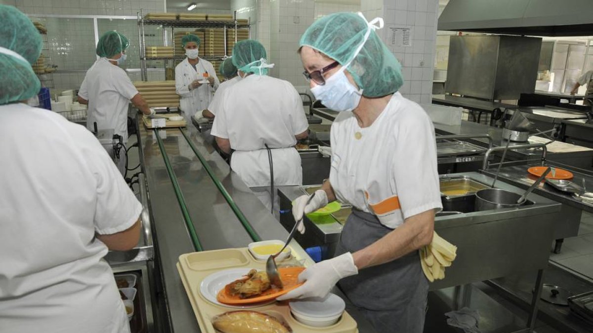 Un grupo de personas preparan la comida en el Hospital, en una imagen de ayer.-VALENTÍN GUISANDE