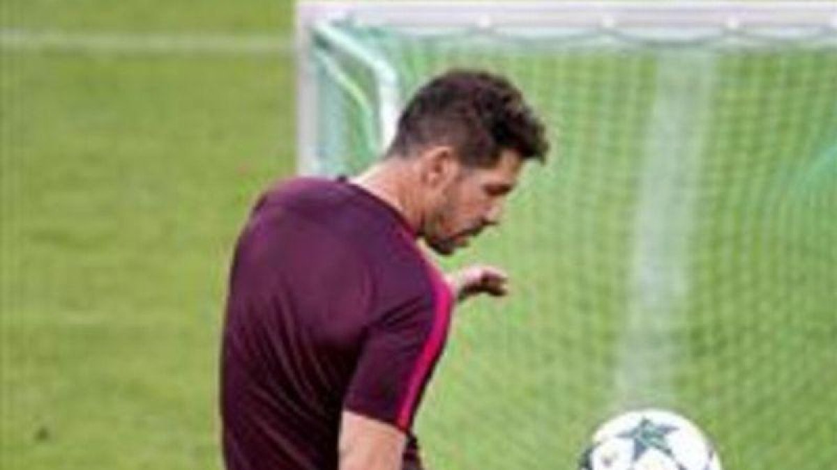 Un futbolista juega con un balón.-