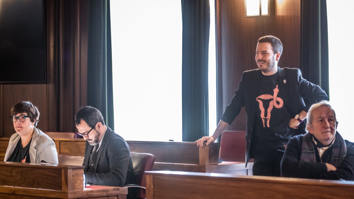 Varios concejales del PSOElucieron ayer camisetas que aludían al empoderamiento femenino. GONZALO MONTESEGURO
