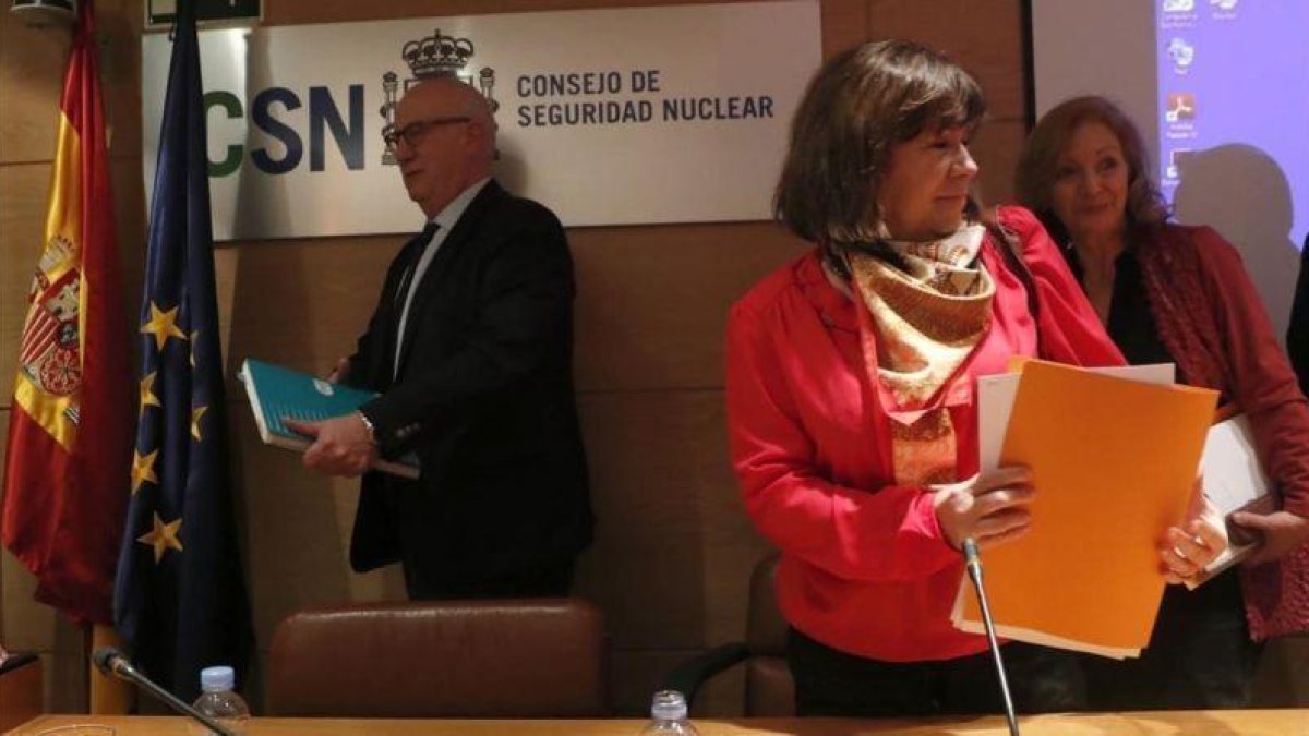 Cristina Narbona y el presidente del CSN, Fernando Martí, durante la presentación del dictamen sobre la prórroga de actividad de la central nuclear de Santa María de Garoña.-JAVIER LIZÓN / EFE