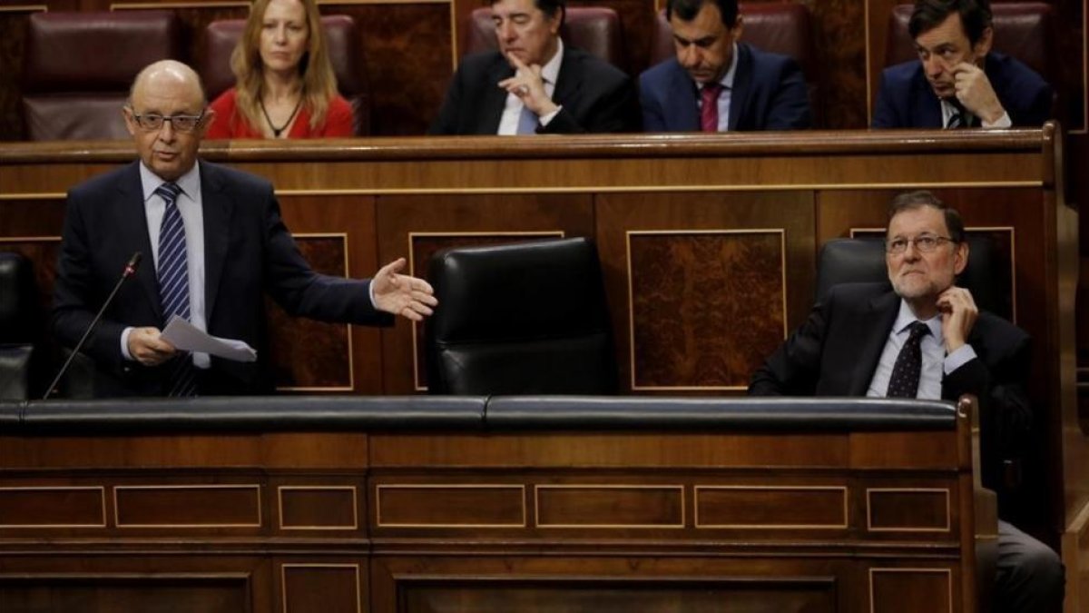 Cristóbal Montoro, en el banco azul del Congreso de los Diputados, junto a Mariano Rajoy.-EL PERIÓDICO