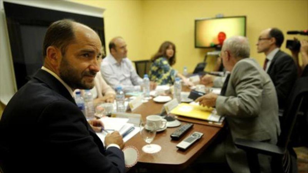 El secretario de Estado de Empleo, Juan Pablo Riesgo, con los representantes de CCOO, UGT y CEOE.-JOSÉ LUIS ROCA