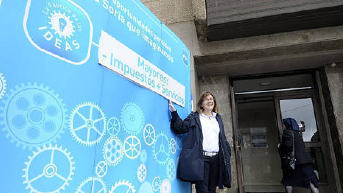 Marimar Angulo posa junto al cártel que muestra su nueva idea para un gobierno popular. / Ú.S.-
