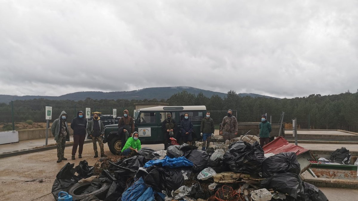 Los voluntarios de la limpieza con la basura retirada.-RAQUEL FERNÁNDEZ