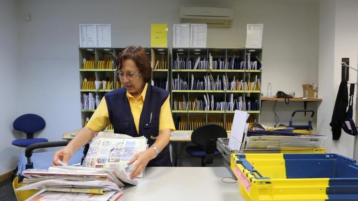 Personal de Correos en una oficina. HDS