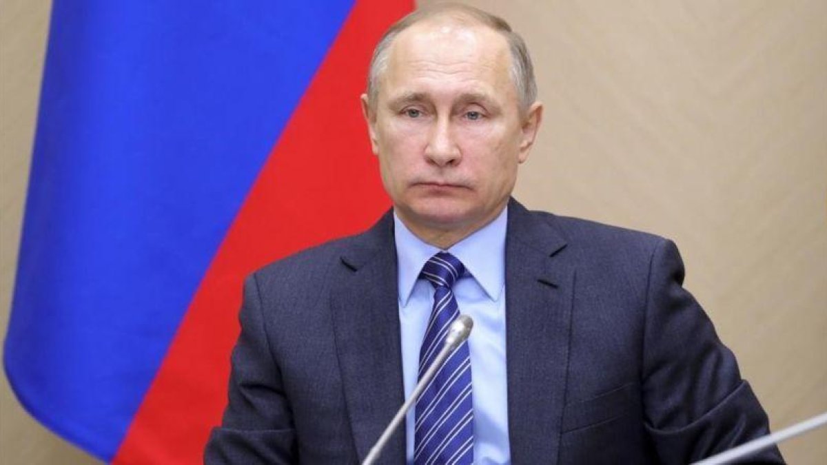 Putin durante una reunión de Gabinete, en la residencia de Novo-Ogaryovo, en las afueras de Rusia, el 17 de febrero.-AP / MIKHAIL KLIMENTYEV