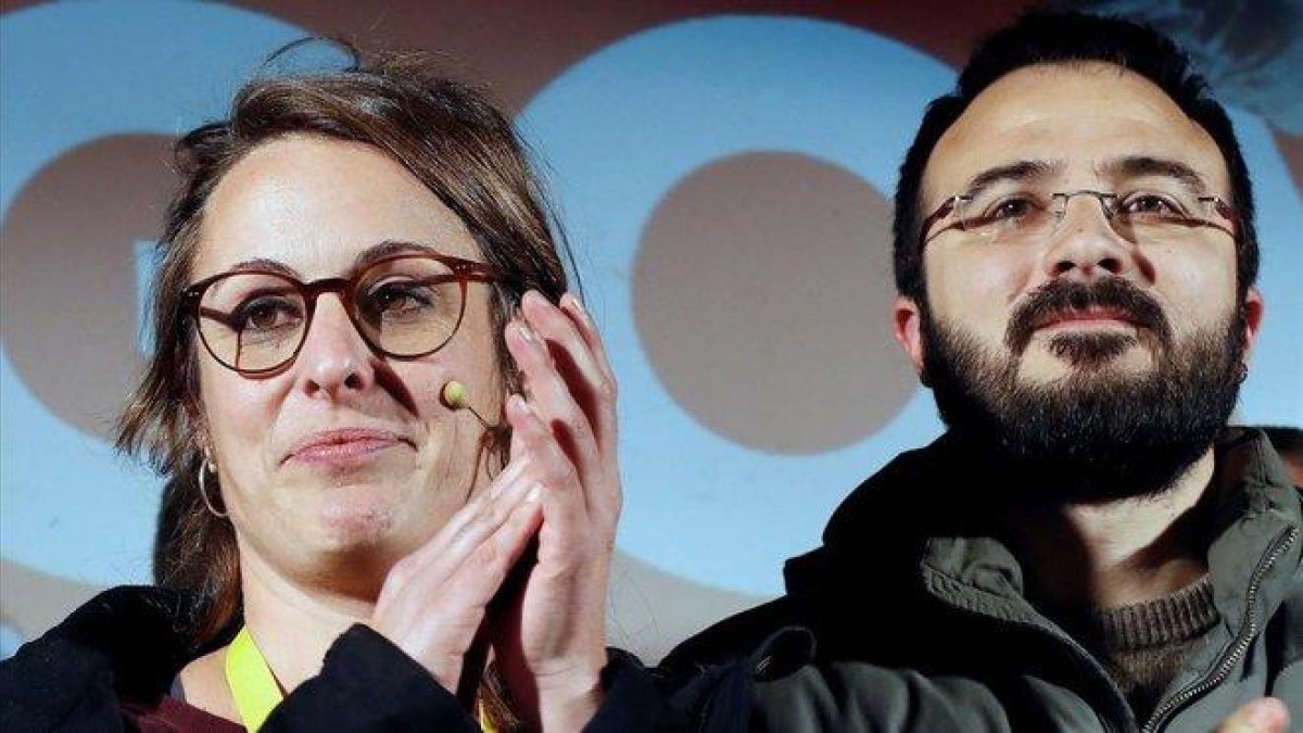 La cabeza de lista de la CUP, Mireia Vehí, y el número dos, Albert Botran.-EFE / ALBERTO ESTEVEZ