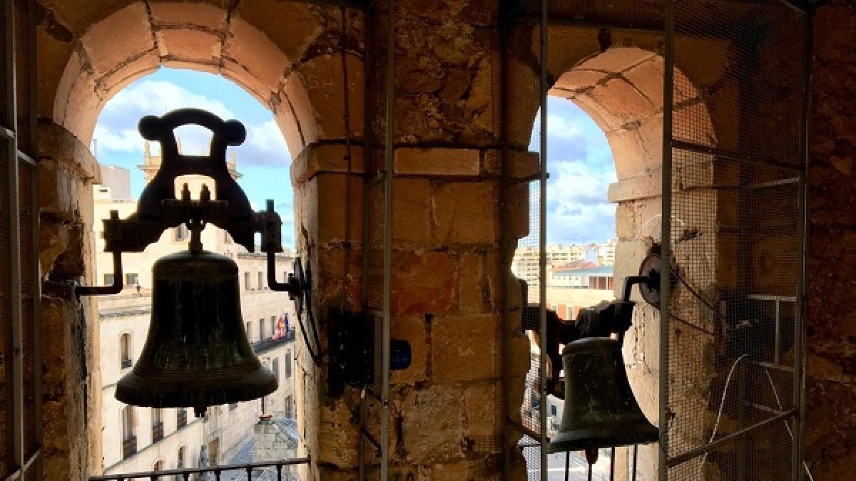 La imagen muestra claramente la situación de la campana que aparece a la derecha en la fotografía.