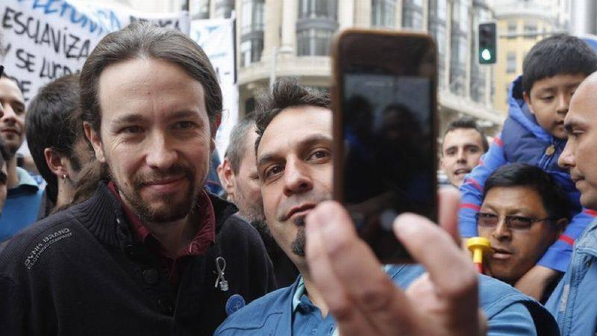 Pablo Iglesias se hace un selfie con trabajadores subcontratados de Telefónica en huelga, este viernes en Madrid.-Foto: AGUSTÍN CATALAN