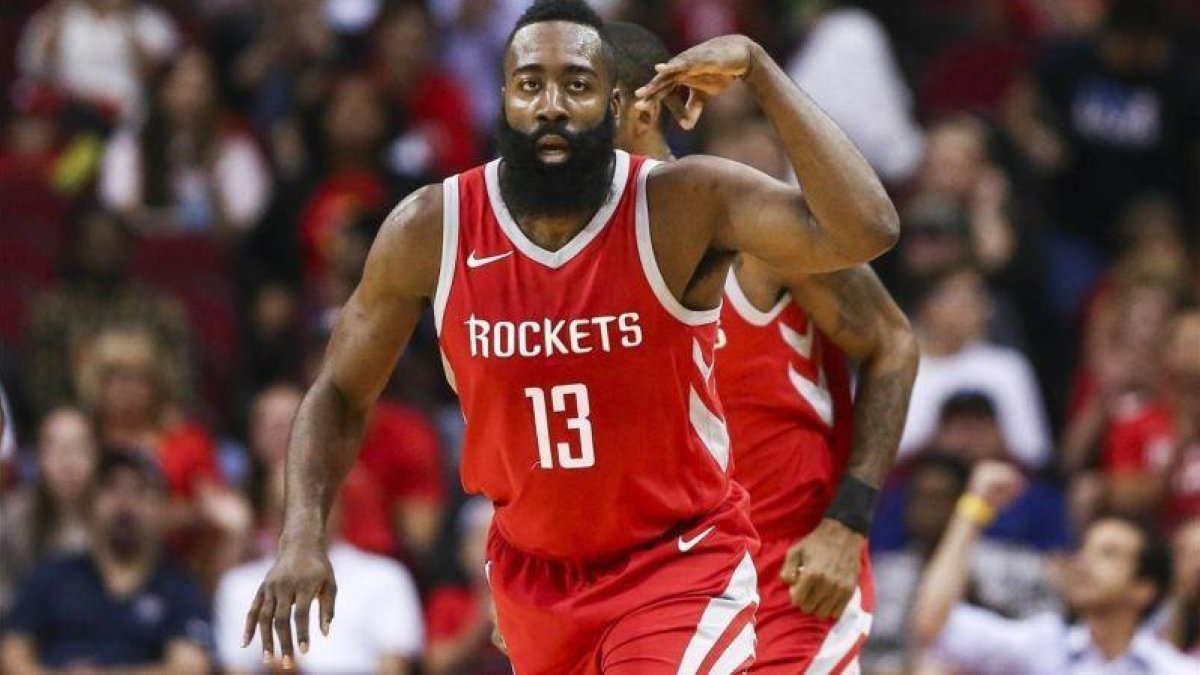James Harden celebrando una de las canastas durante el partido frente a los Utah Jazz.-TROY TAORMINA
