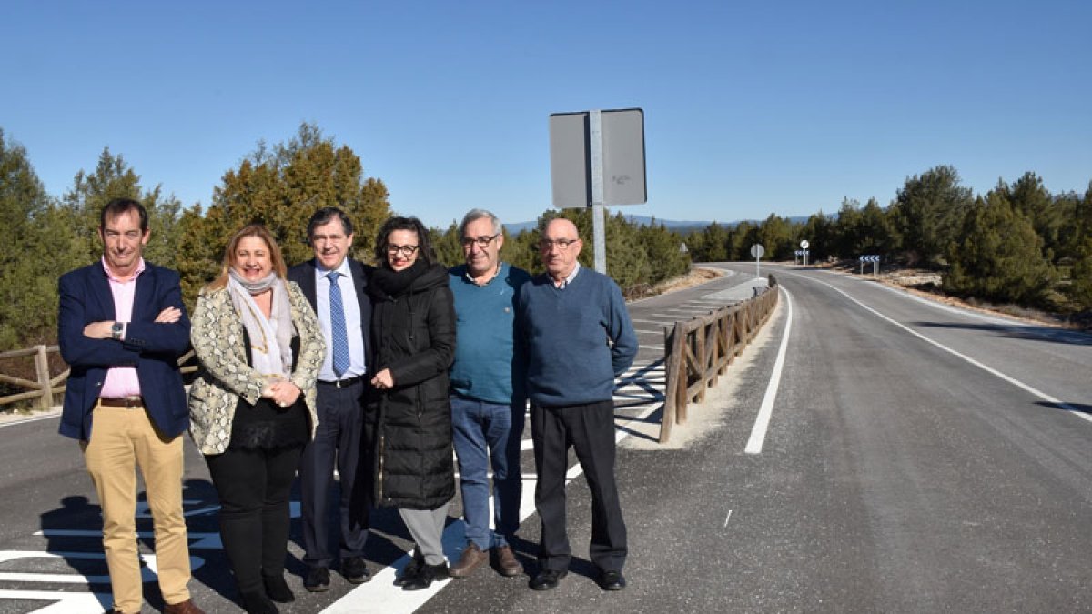 El director de Carreteras, Jesús Puerta, junto a Yolanda de Gregorio y los alcaldes.-HDS