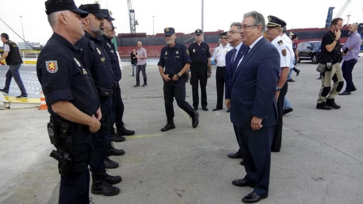 El ministro del Interior, Juan Ignacio Zoido, durante la visita que realizó a los policías y guardias civiles desplazados a Catalunya, el pasado 4 de octubre.-EFE