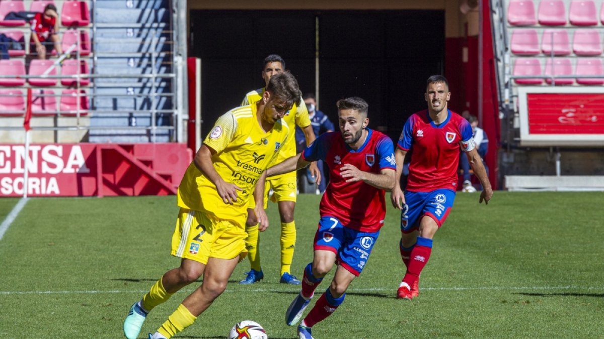Imagen de la primera vuelta en Los Pajaritos del duelo entre Numancia y Formentera. MARIO TEJEDOR