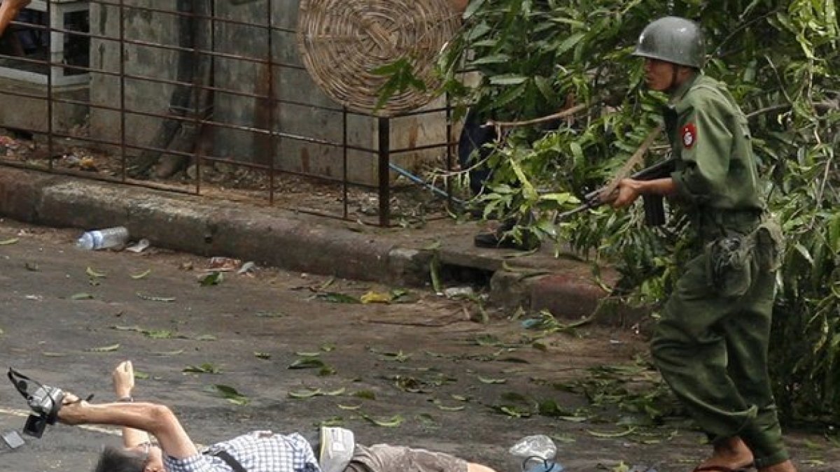 Kenji Nagai de APF intenta tomar fotografías cuando sale herido después de que la policía y los oficiales militares le dispararan durante una manifestación (2007).-REUTERS