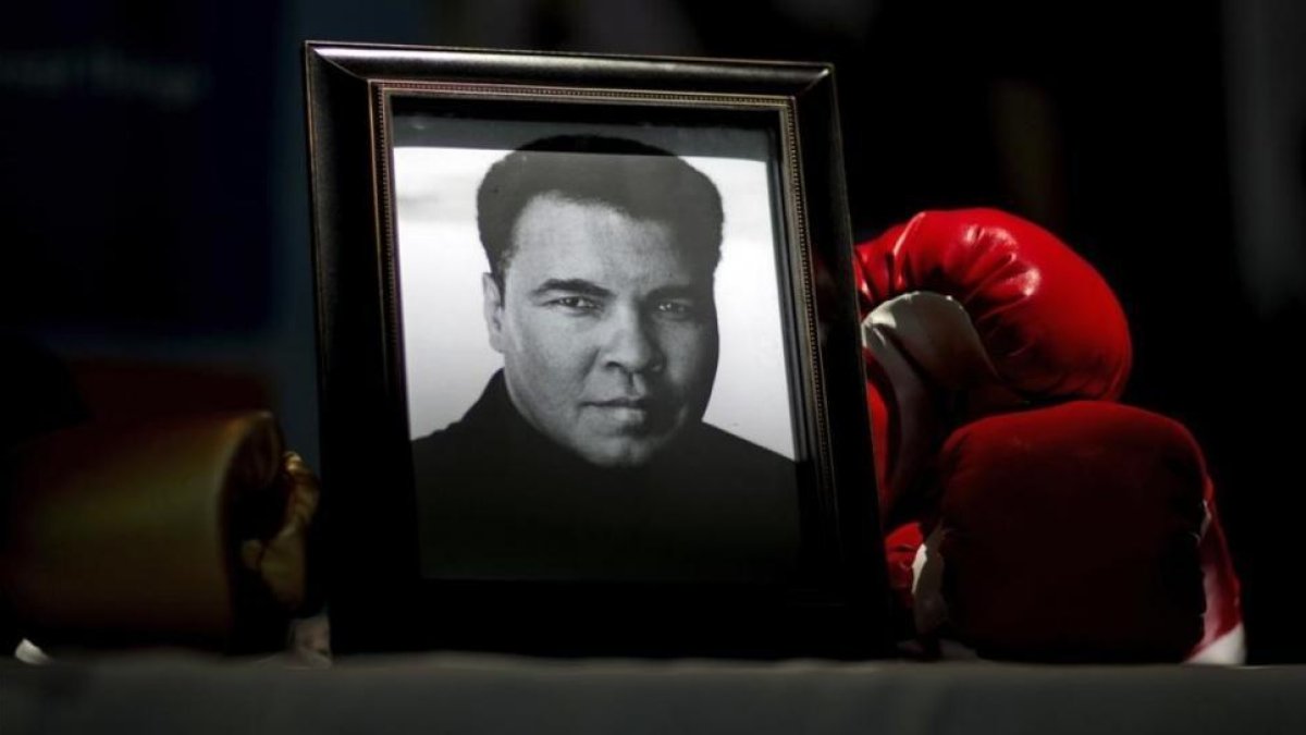 Un retrato recuerda al púgil fallecido.-AP / DAVID GOLDMAN