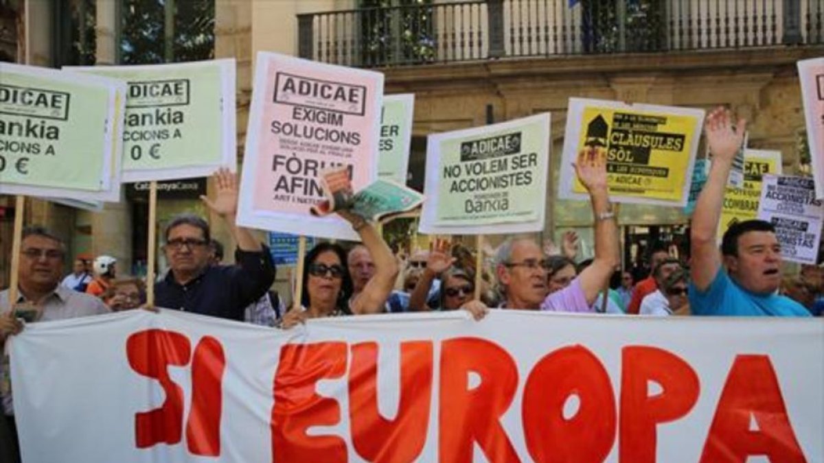 Concentración de afectados por las cláusulas suelo y preferentes, en el paseo de Gracia, en junio del 2013.-RICARD CUGAT