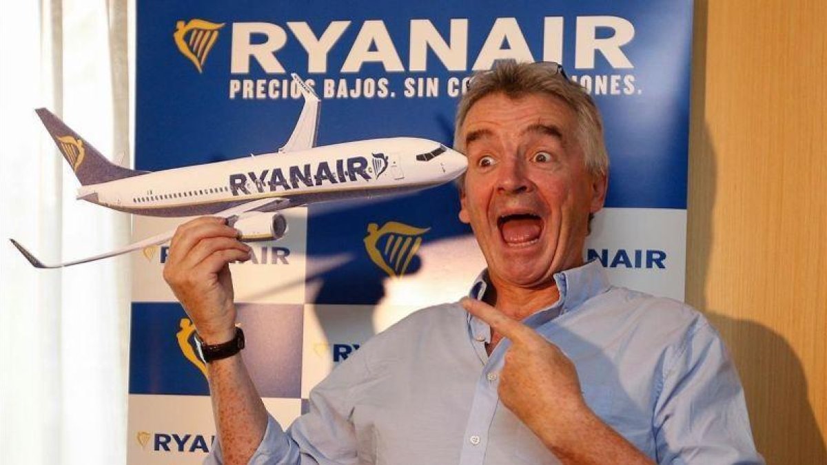El presidente de la compañía Ryanair, Michael OLeary, al inicio de la rueda de prensa.-DAVID CASTRO