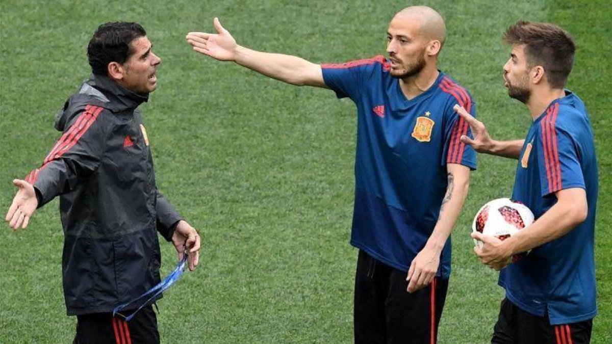 Hierro, Silva y Piqué, en el entrenamiento de España en el estadio Luzhniki de Moscú.-AFP / FRANCISCO LEONG