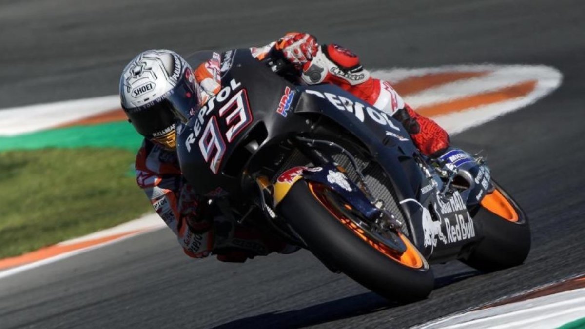 Marc Márquez ha probado hoy, en Cheste (Valencia), el primer prototipo de su moto de 2018 de Honda.-ALEJANDRO CERESUELA
