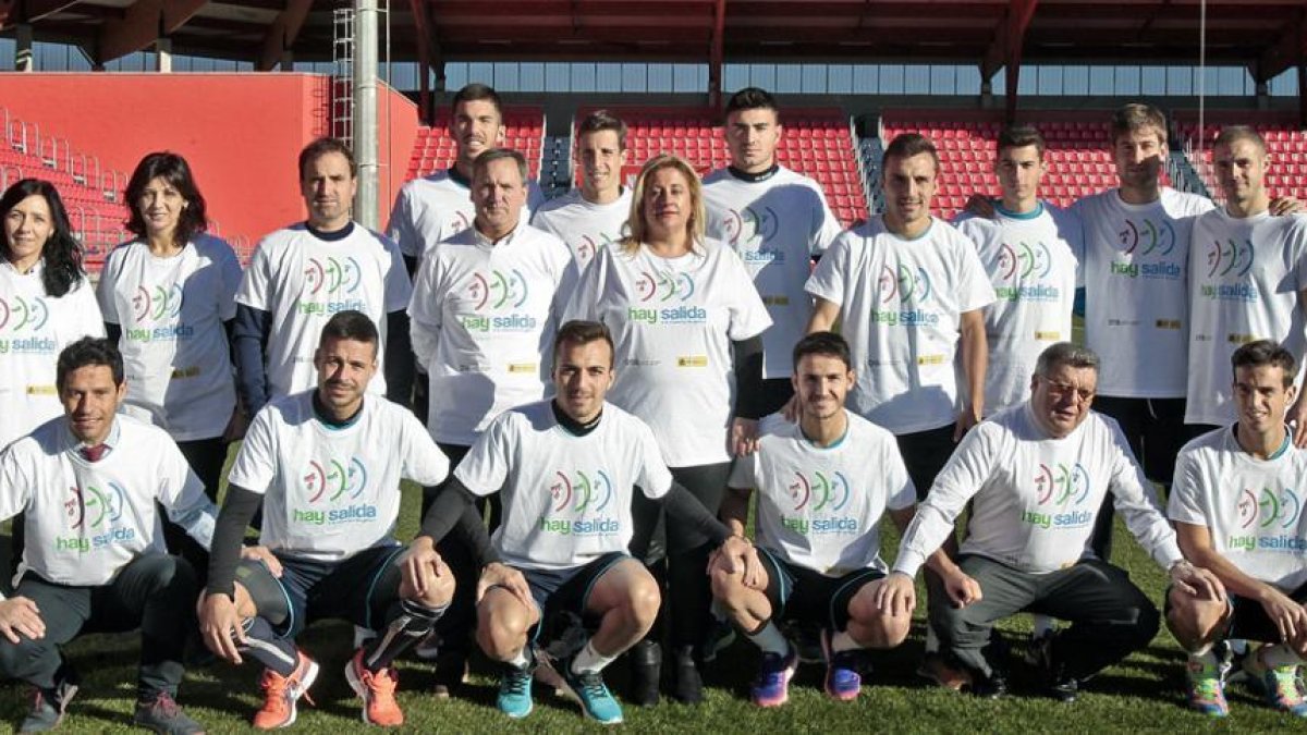 La subdelegada, los rectores del Numancia, su técnico, jugadores y los responsables de la lucha contra la violencia de género, ayer, en Los Pajaritos.-MARIO TEJEDOR