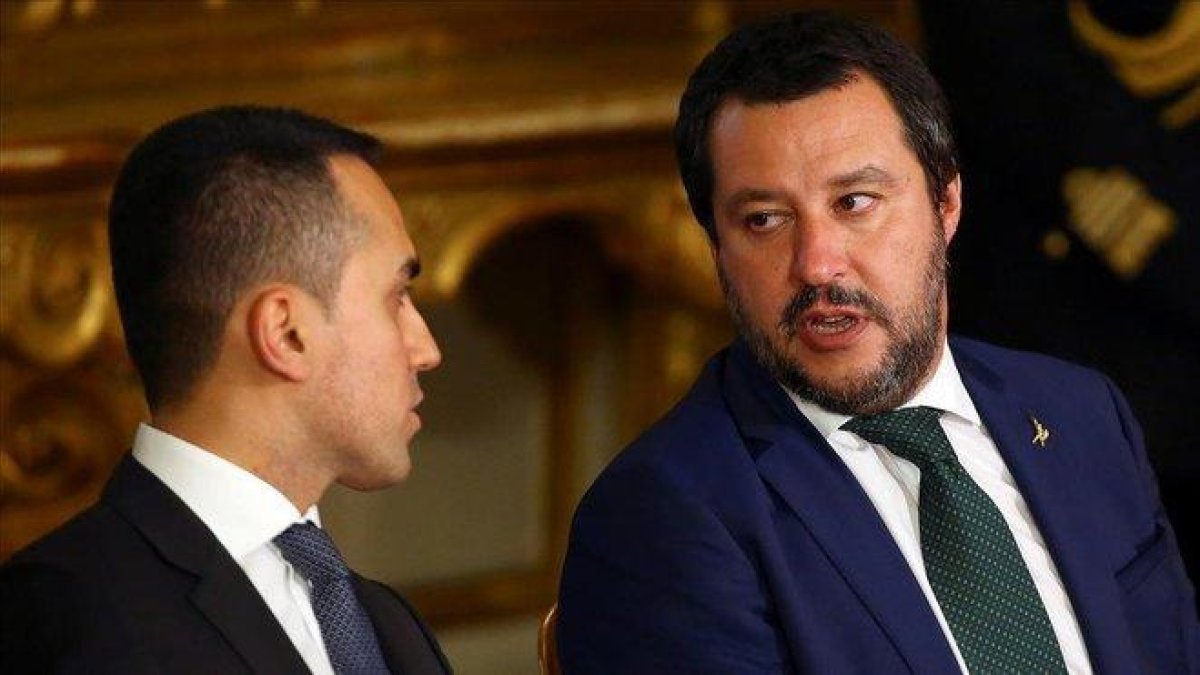 Di Maio (izq) y Salvini.-REUTERS / TONY GENTILE