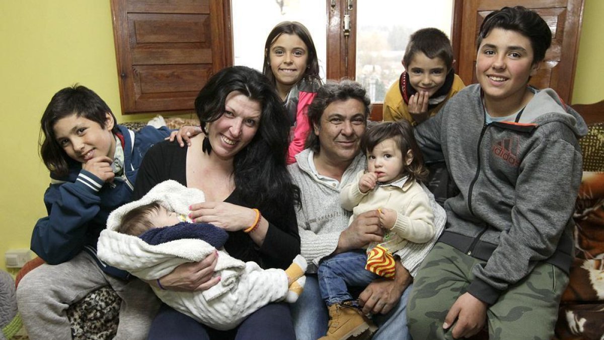 La familia en su domicilio de Los Rábanos-LUIS ÁNGEL TEJEDOR