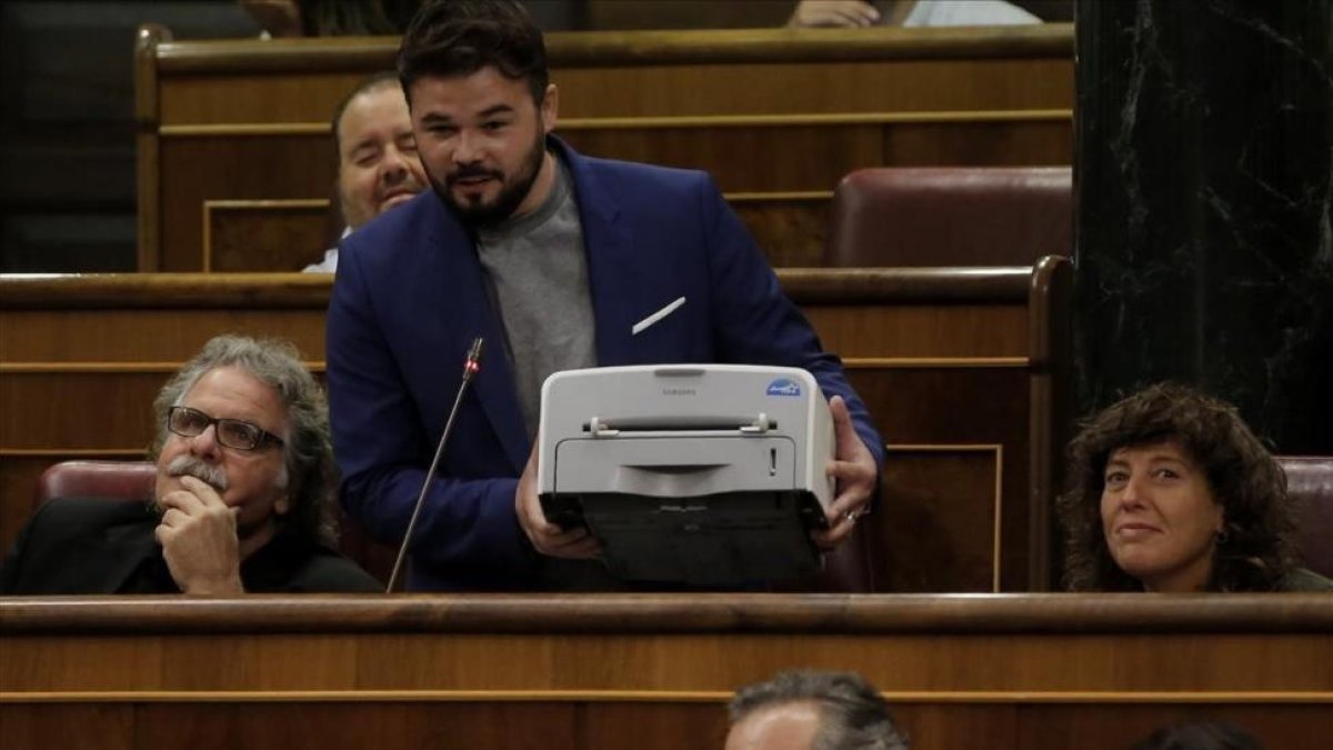 Rufián muestra una impresora durante la sesión de control al Gobierno, este miércoles.-JOSE LUIS ROCA