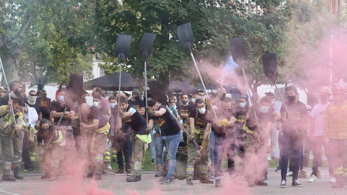 El colectivo de bomberos forestales se manifiesta para reclamar estabilidad y continuidad laboral en Castilla y León, contra la privatización del sector y para demandar la categoría profesional. ICAL