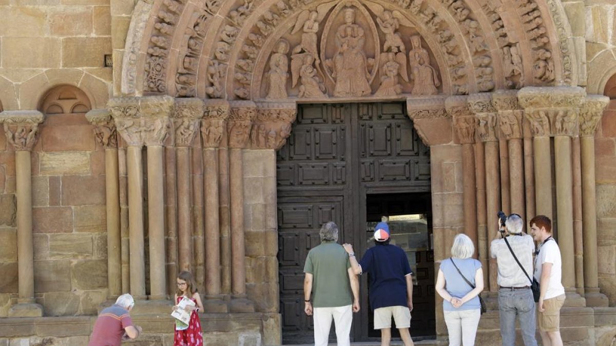 Turistas ante la portada de Santo Domingo. HDS