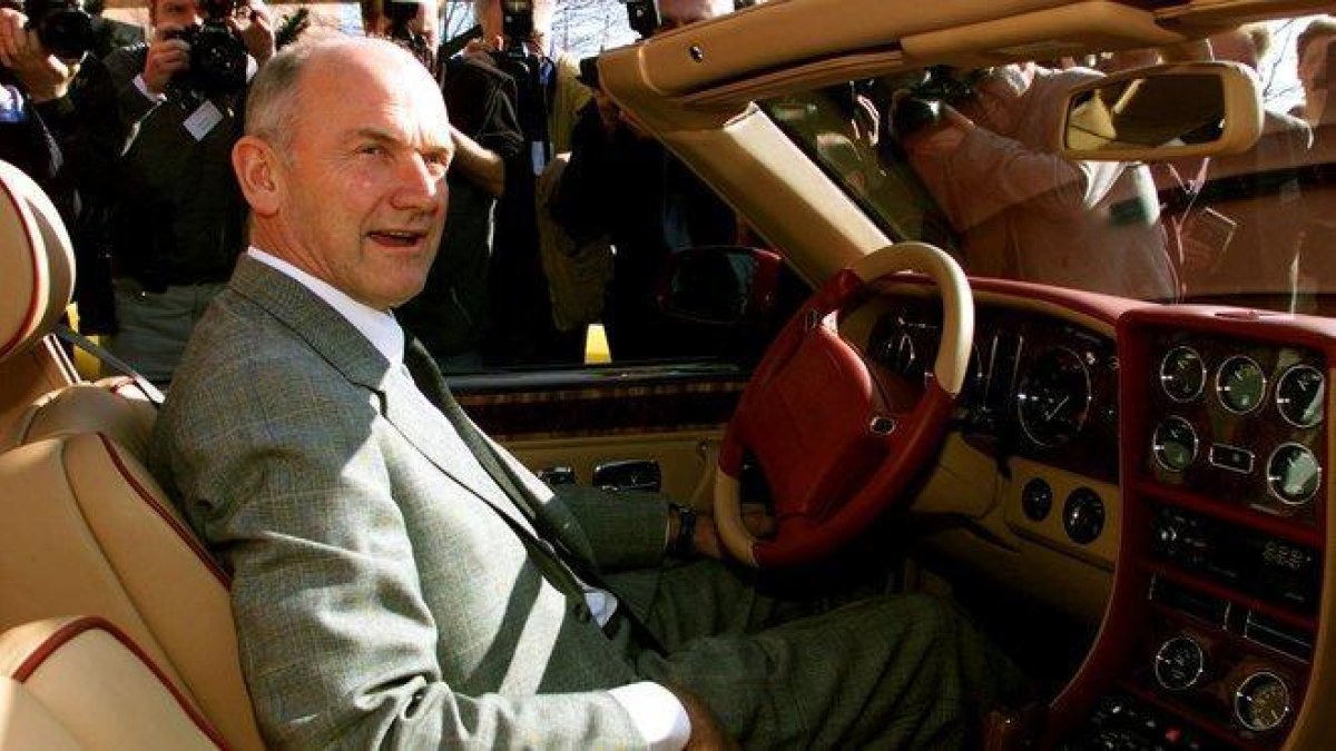 Ferdinand Piech, el alma mater del grupo Volkswagen, en un Bentley Azure.-
