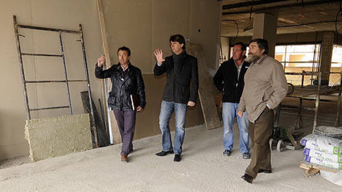 Carlos Martínez Mínguez visitó ayer las obras del Centro de Día de Santa Bárbara. / ÚRSULA SIERRA-