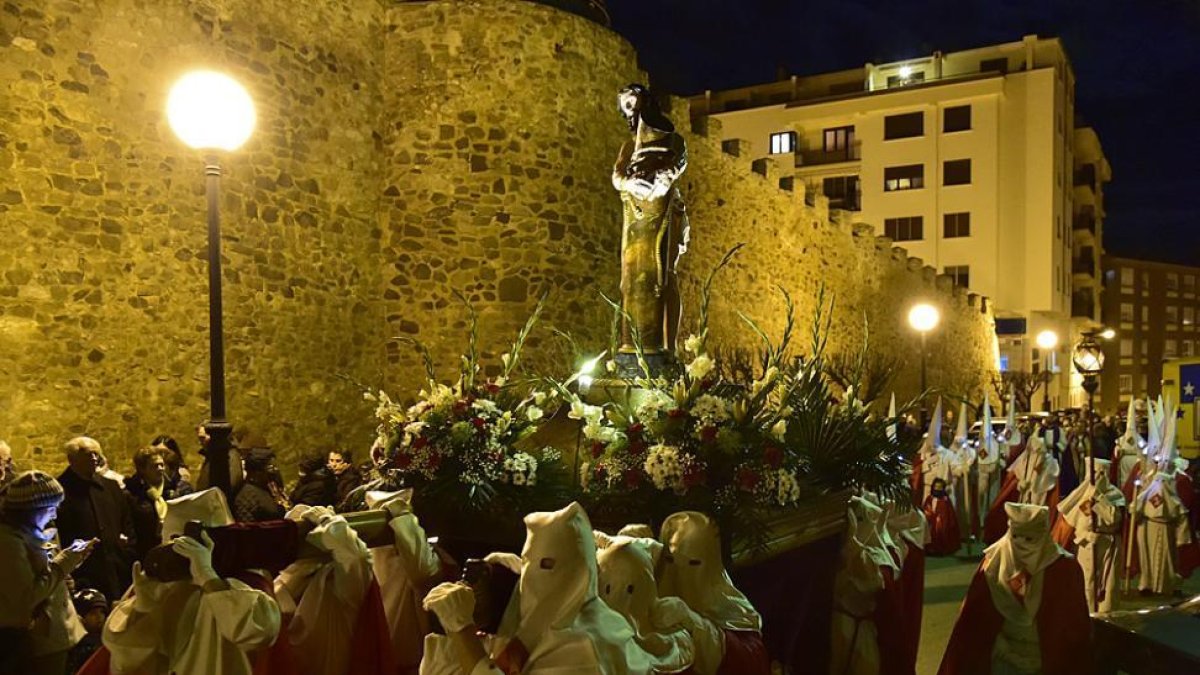 Jesús Atado a la Columna procesiona junto a Santa Clara.-VALENTÍN GUISANDE