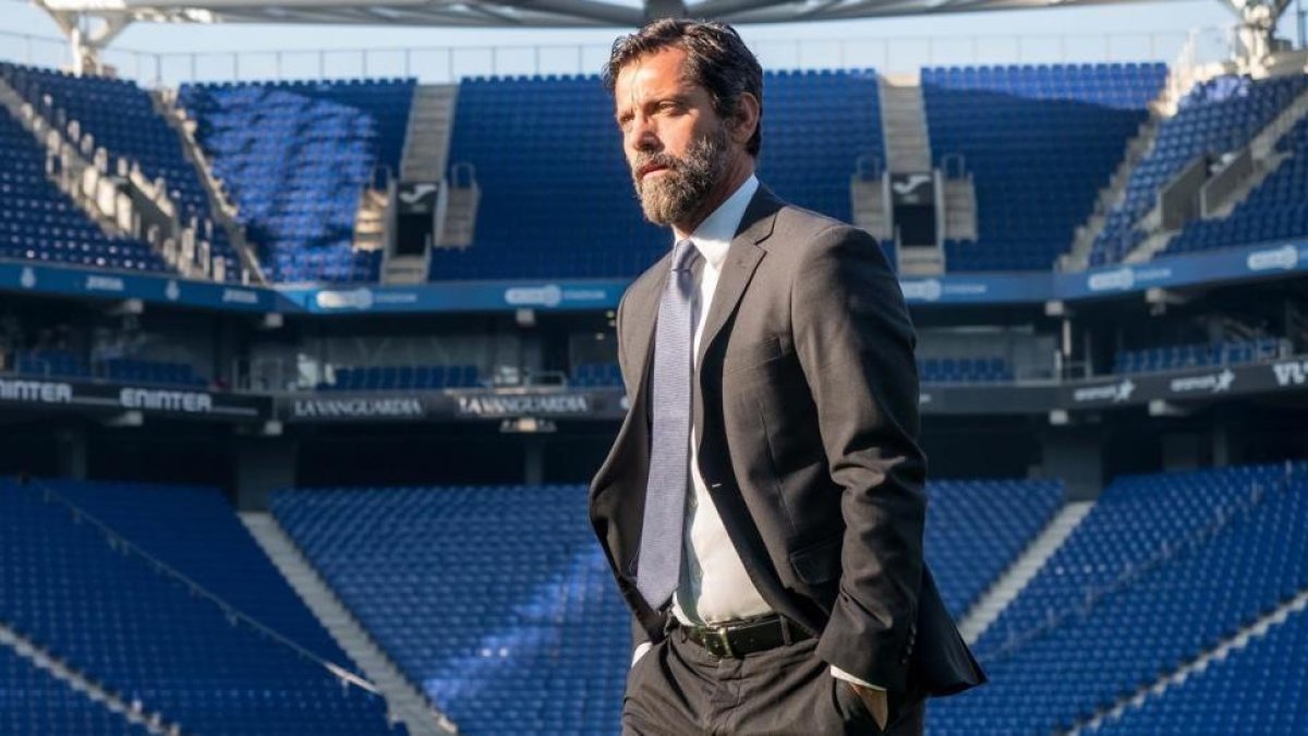 Quique Sánchez Flores luce la nueva equipación.-EL PERIÓDICO