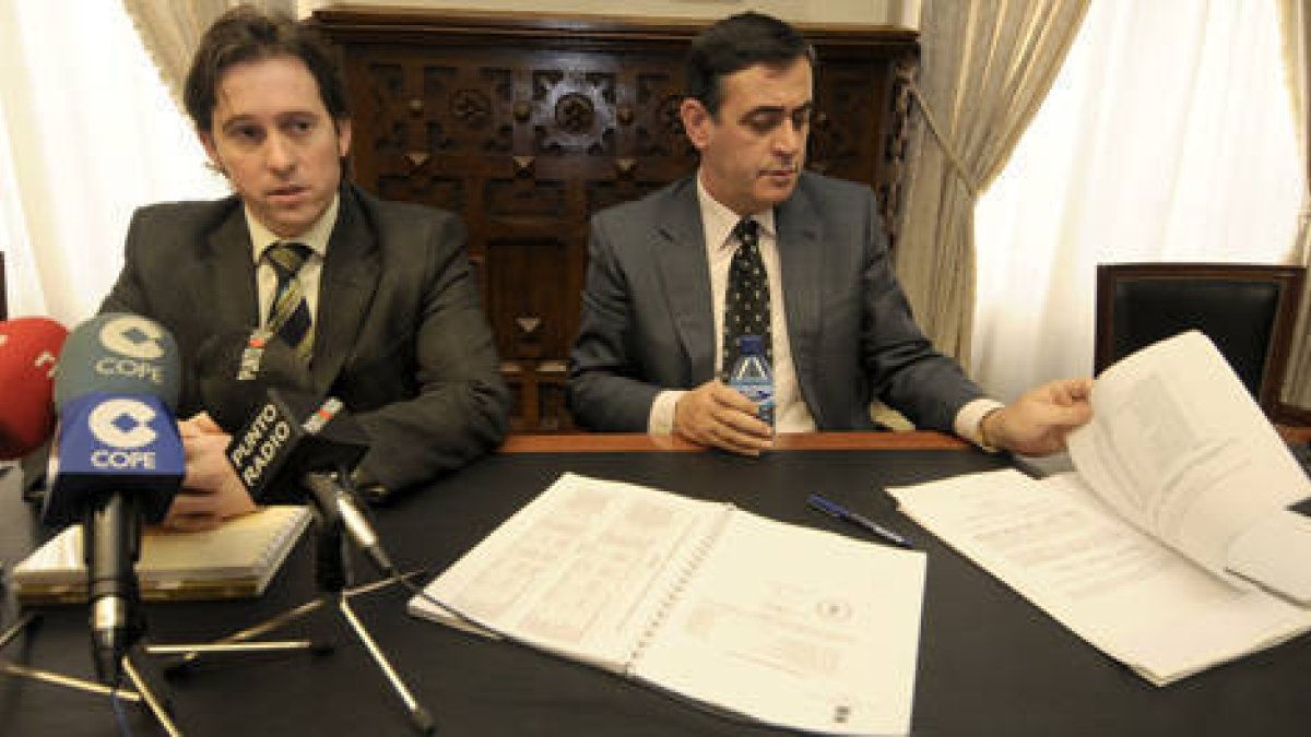 Álvaro López y Antonio Pardo durante la presentación del borrador de presupuestos. / ÚRSULA SIERRA-