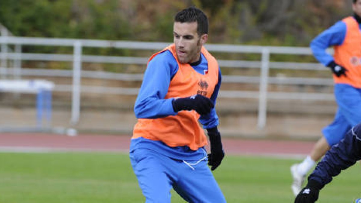 Julio Álvarez regresa al once tras perderse el partido ante el Valladolid. / VALENTÍN GUISANDE-
