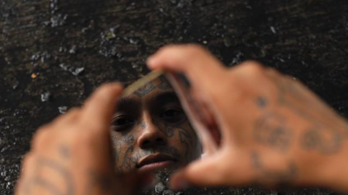 Los tatuajes son signos de identidad de los pandilleros, como el de este preso de la cárcel de Quezaltepeque.-STRINGER/ EL SALVADOR
