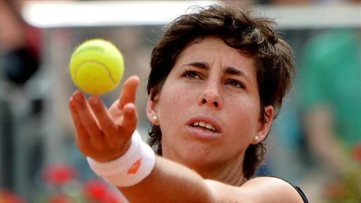 Carla Suárez se dispone a servir ante Petra Kvitova en el Foro Itálico.-Foto: AFP PHOTO / TIZIANA FABI