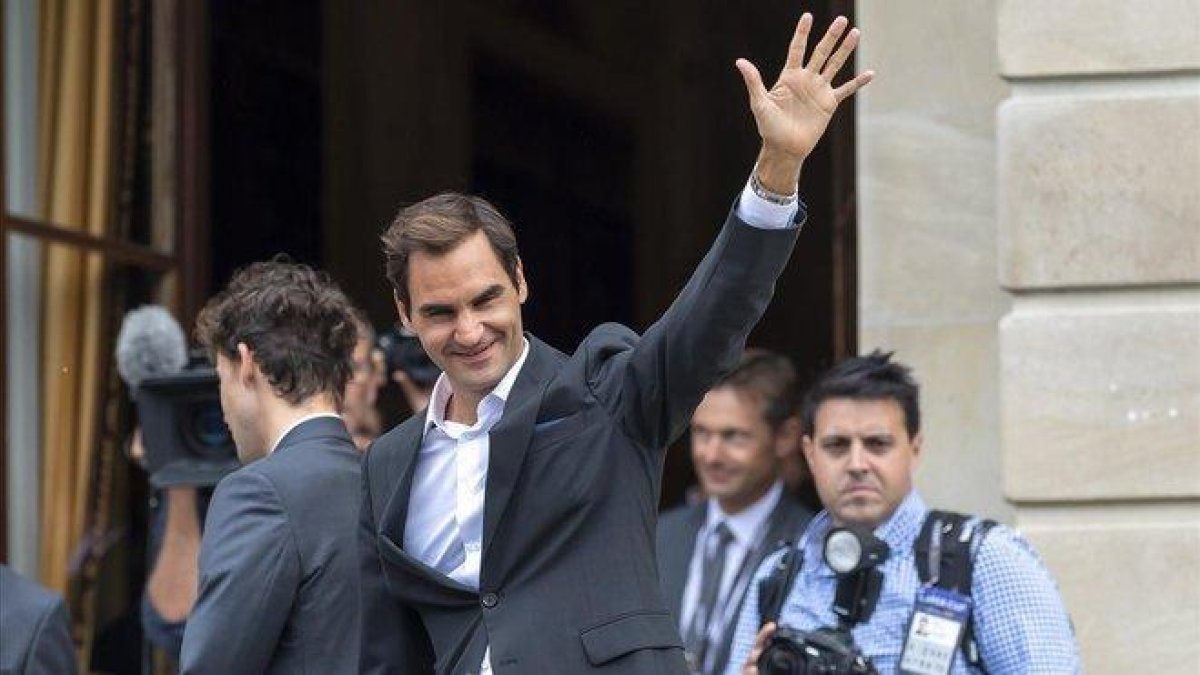Federer saluda a los fans durante la ceremonia de apertura de la Laver Cup en Ginebra.-
