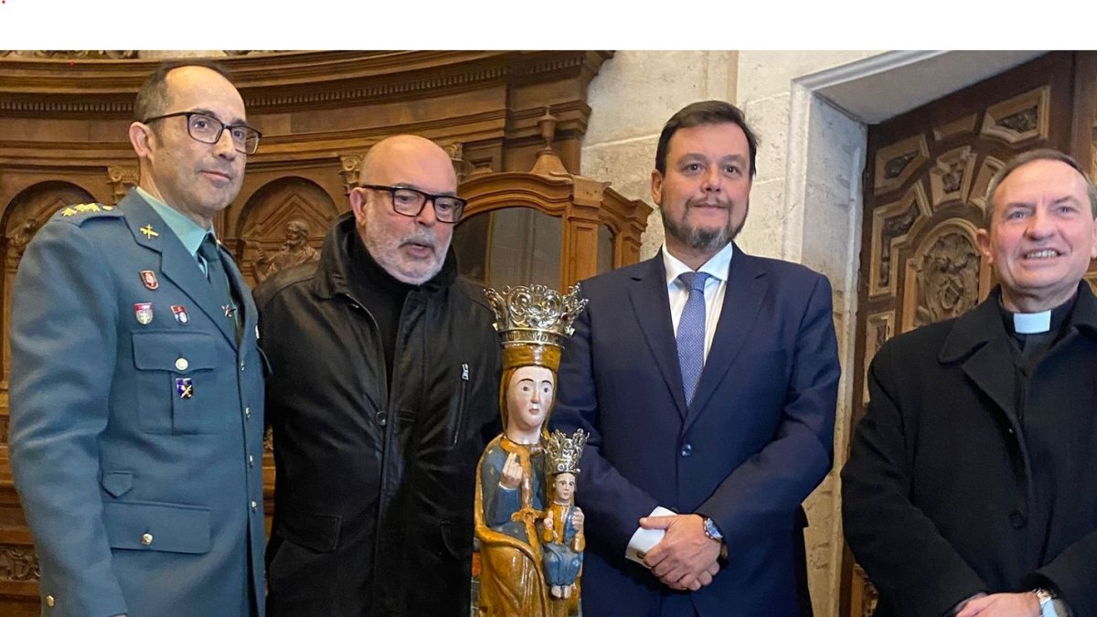 Entrega de las coronas de la Virgen de la Blanca de Noviercas al Obispado de Osma Soria. Las coronas fueron robadas en la ermita de Nuestra Señora de los Remedios en 1974 y se localizaron en una subasta en Francia