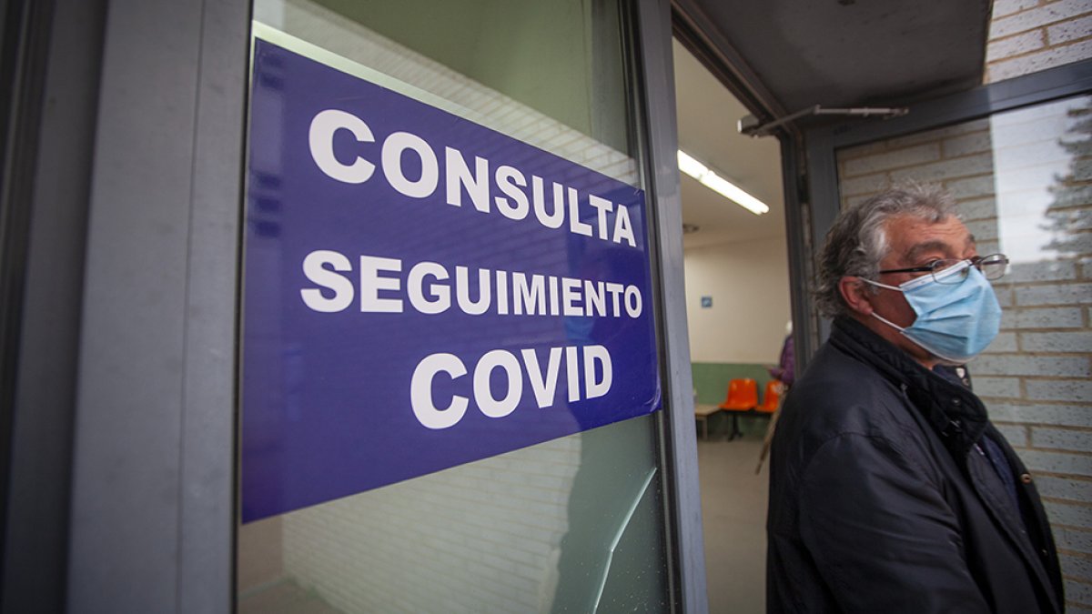 Salida de personal tras la vacunación anticovid. MARIO TEJEDOR