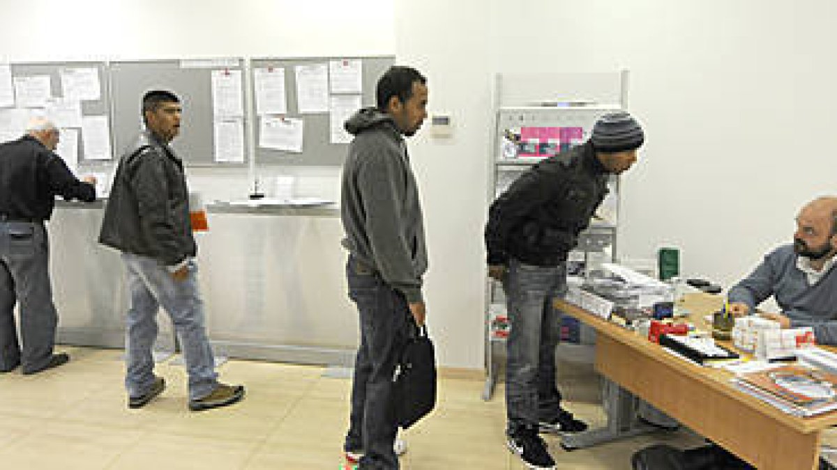 Parados en la oficina del Ecyl en Soria. / V. G. -