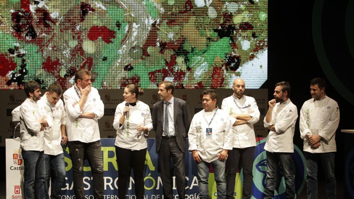El director general de Turismo de la Junta, Javier Ramírez, junto a las estrellas Michelin ayer en la clausura del Congreso.-LAT