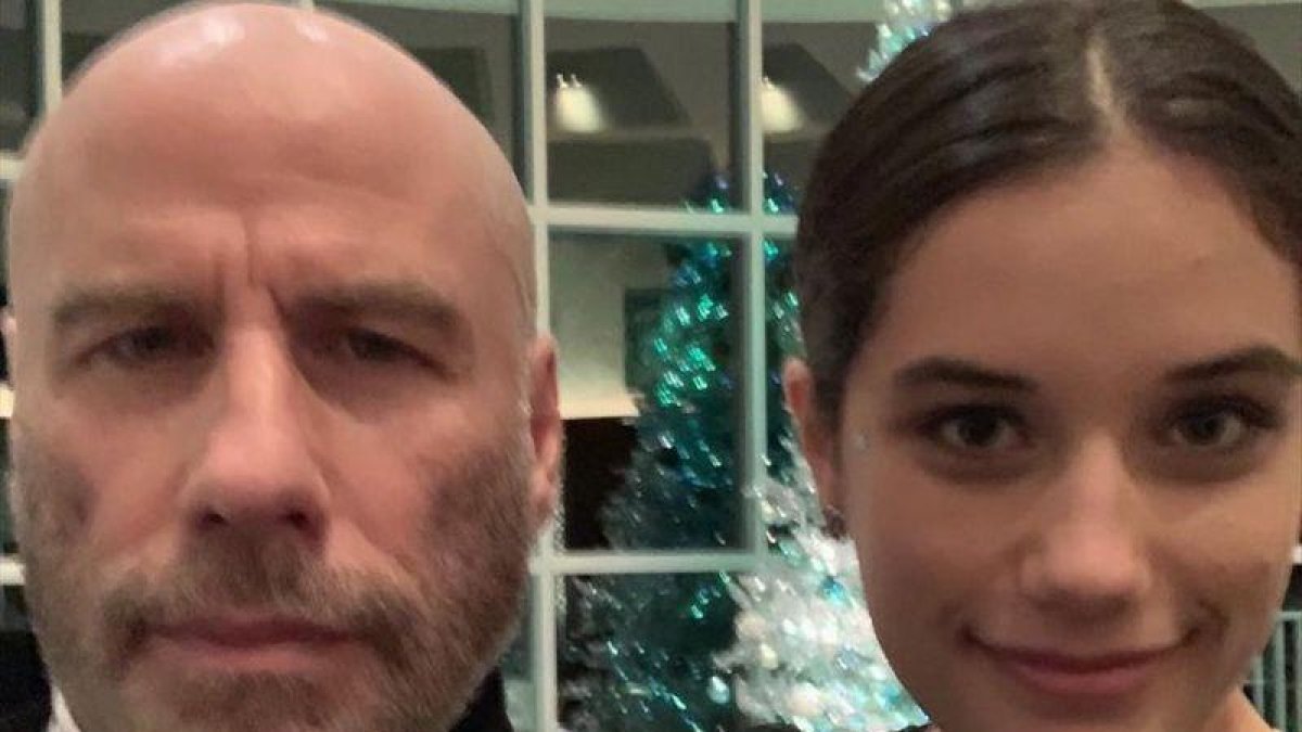 John Travolta, recién rapado, y su hija.-INSTAGRAM