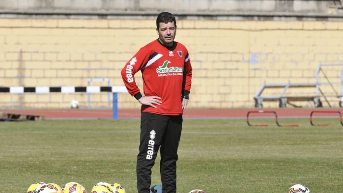 Manolo Cano durante un entrenamiento del equipo.-VALENTÍN GUISANDE