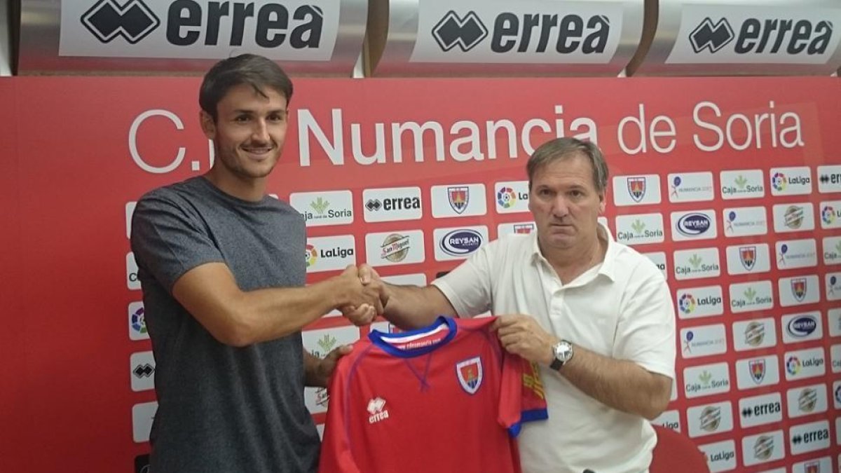 Unai Elgezabal posa junto al vicepresidente Eduardo Rubio con motivo de su presentación como nuevo jugador numantino.-C.D. NUMANCIA