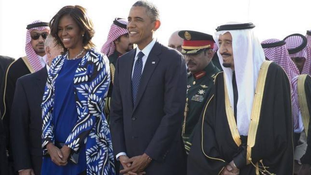 Michelle y Barack Obama, junto al flamante rey saudí, a su llegada a Riad, este martes.-Foto: AP / CAROLYN KASTER