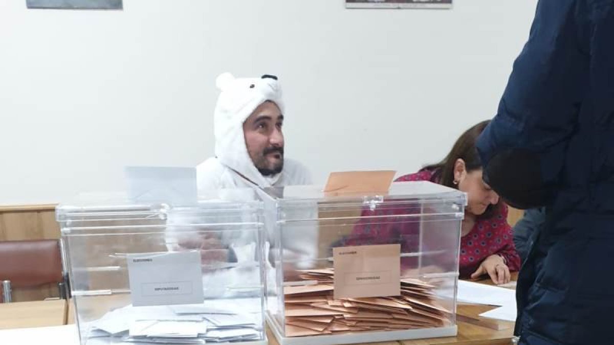 El miembro de una mesa electoral acude disfrazado de oso polar a su puesto en las elecciones generales de noviembre de 2019 en El Burgo de Osma (Soria), imagen que puede reproducirse en varios municipios sorianos al estar en plenas fiestas para las de este 2023. HDS